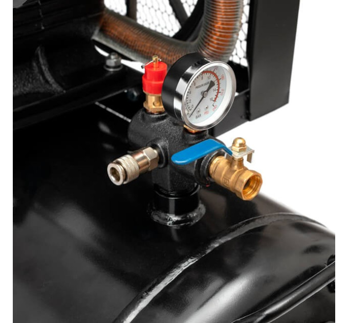 Компресор 200 л, 7,5 кВт, 380 В, 10 aтм, 1050 л/хв., 3 циліндри INTERTOOL PT-0040